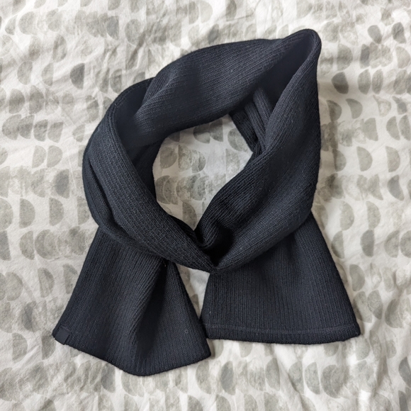 Black knit Lululemon scarf - Picture 3 of 3